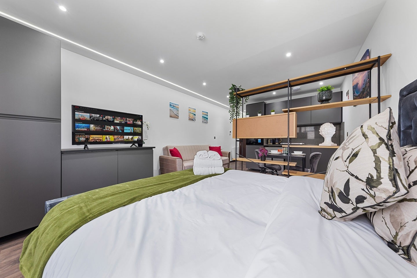 Flat Woodstock Road in Greater London