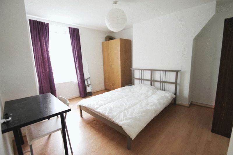 Flat Tiverton Street in Greater London