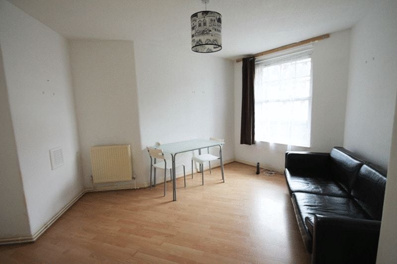 Flat Tiverton Street in Greater London