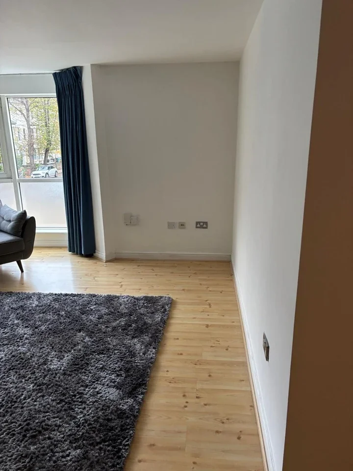 Flat Stock Orchard Crescent in Greater London
