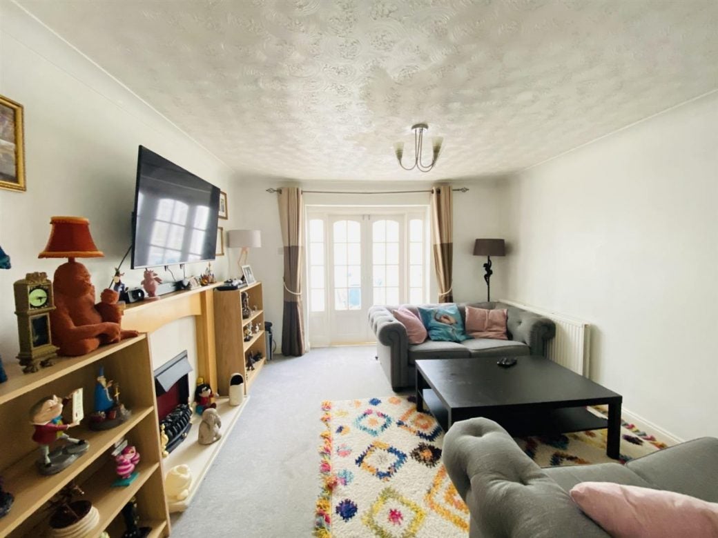 House Harrington Close in Newbury