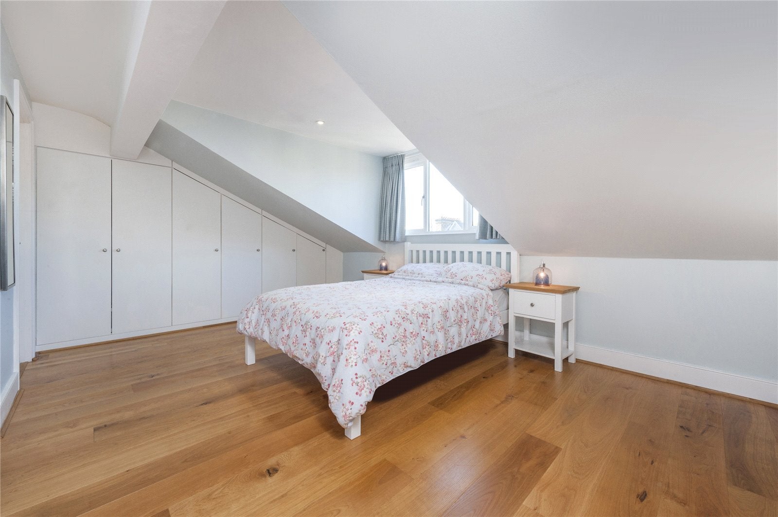 Flat Montpelier Grove in Greater London