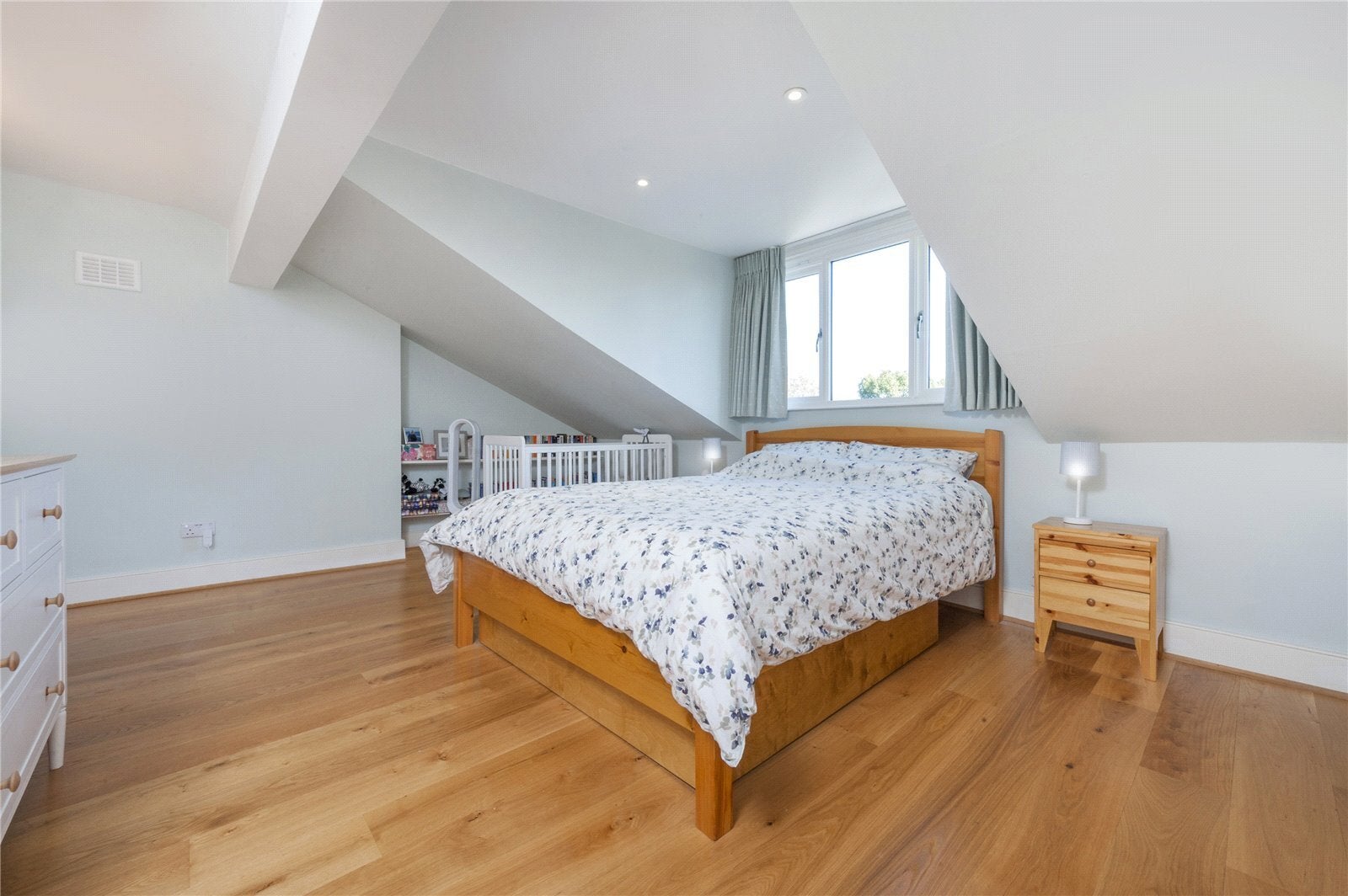 Flat Montpelier Grove in Greater London