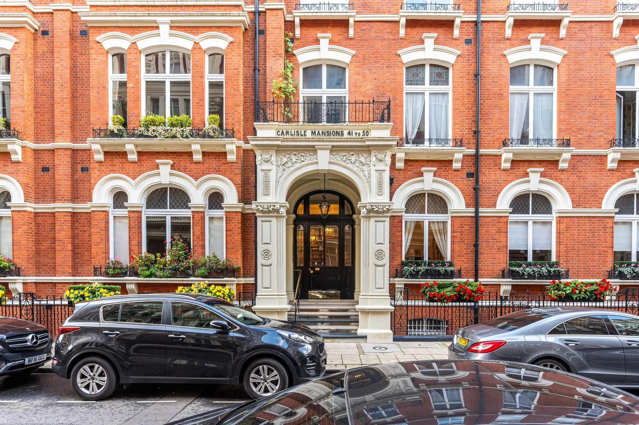 Flat Vauxhall Bridge Road in City of Westminster