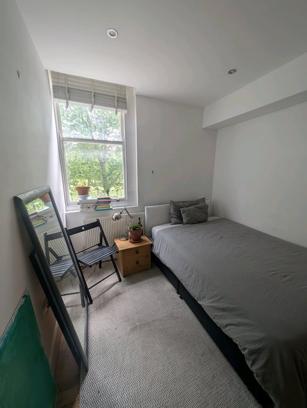 Flat Greyhound Road in Greater London