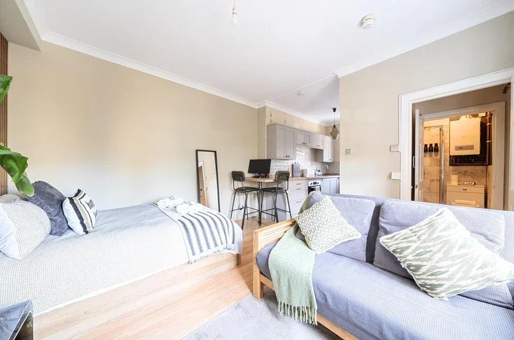 Flat Foxenden Road in Guildford