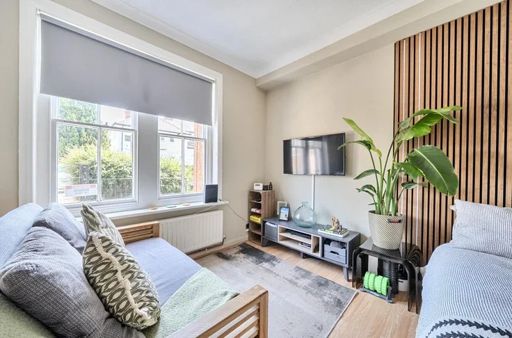 Flat Foxenden Road in Guildford