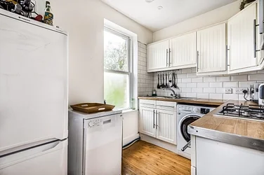 Flat Arodene Road in Greater London
