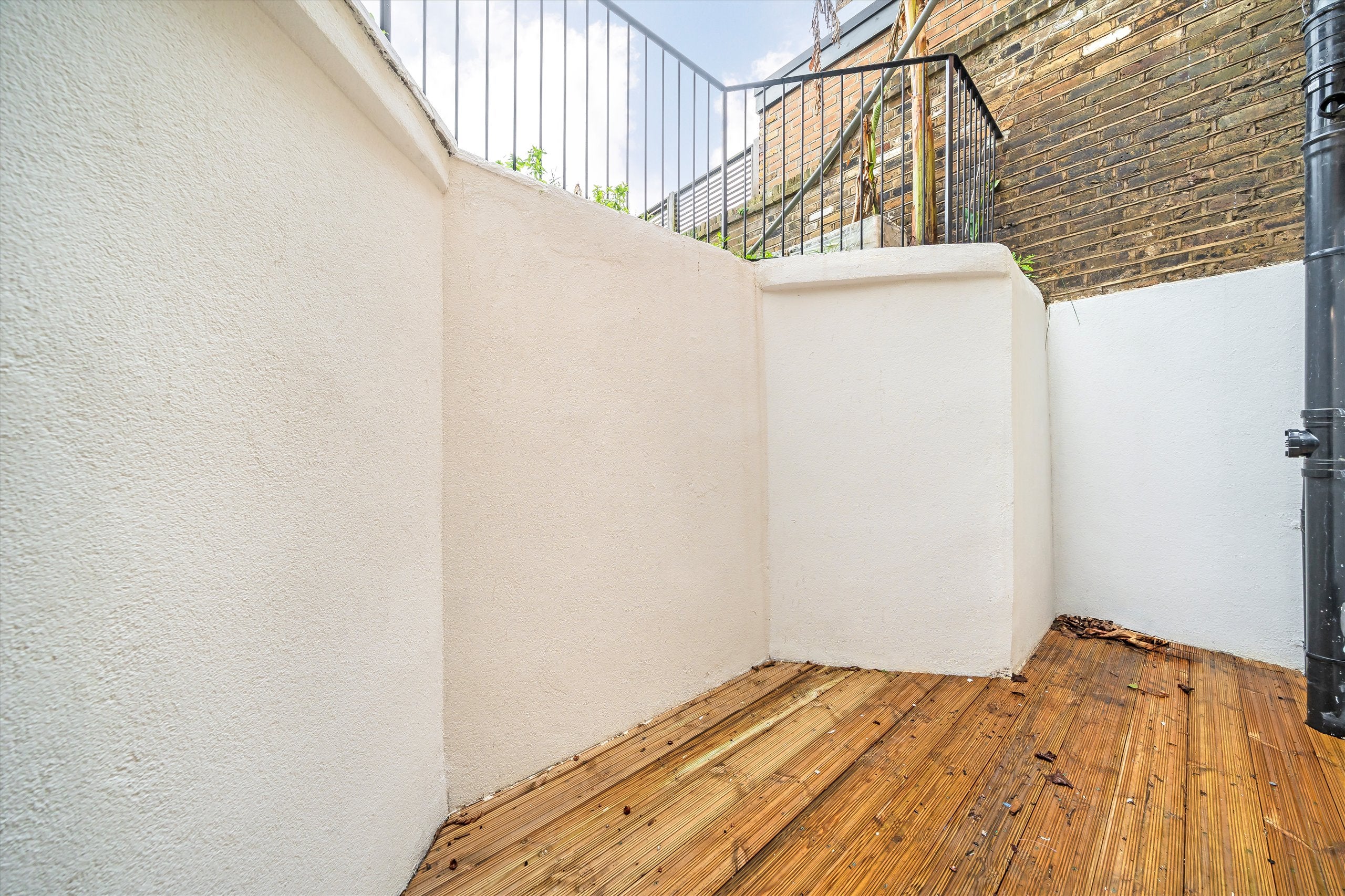 Flat Dawes Road in Greater London