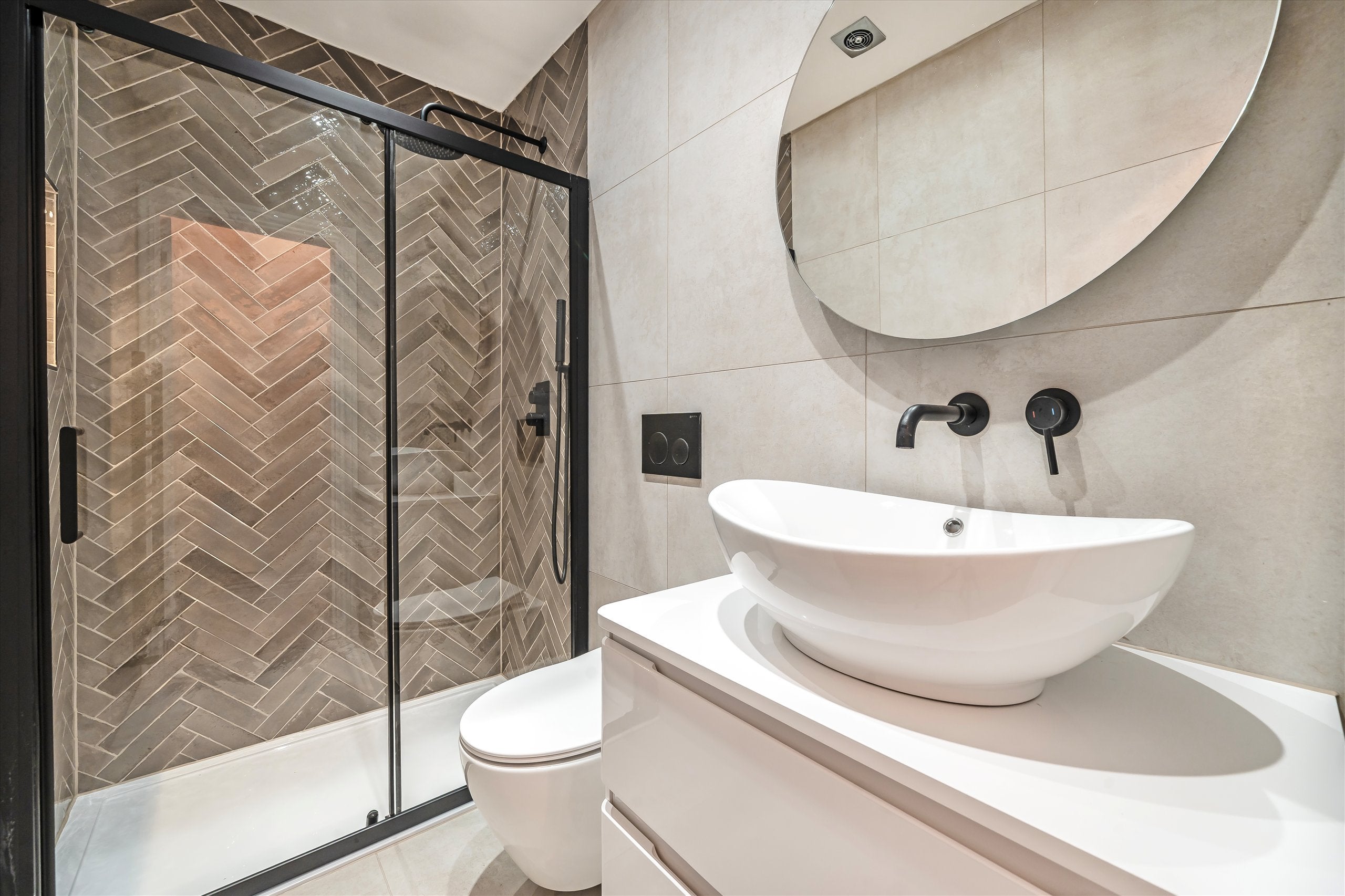 Flat Dawes Road in Greater London