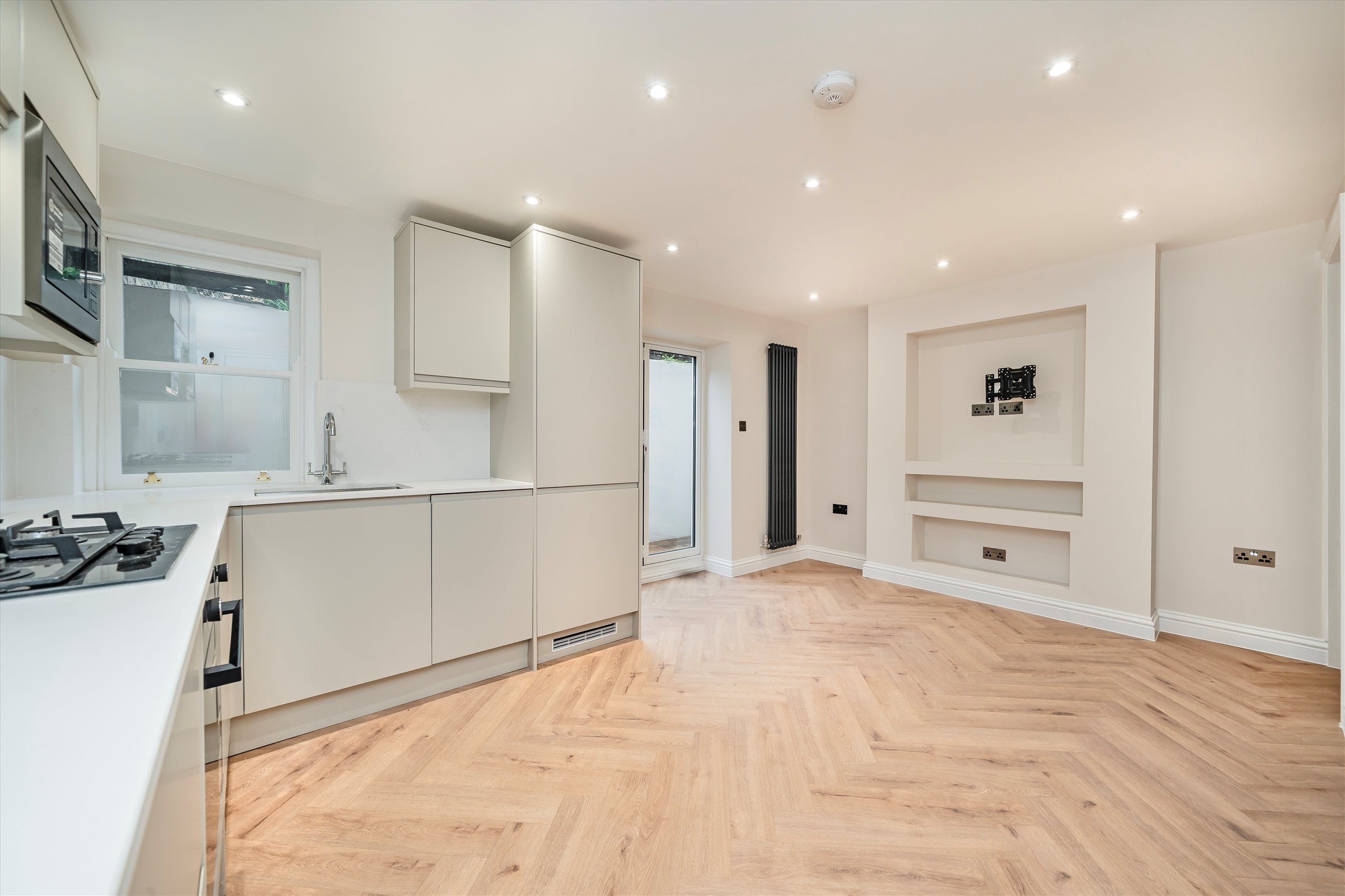 Flat Dawes Road in Greater London