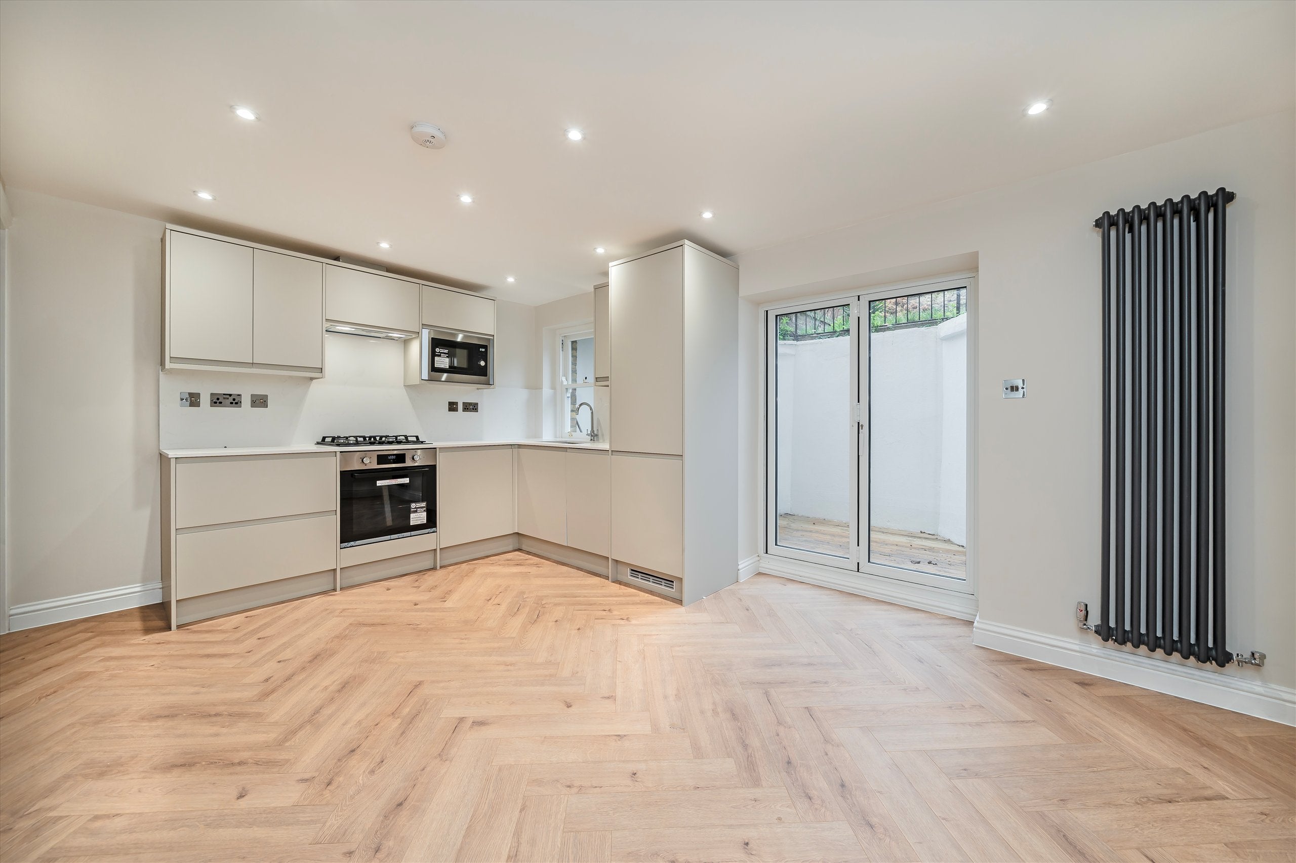 Flat Dawes Road in Greater London