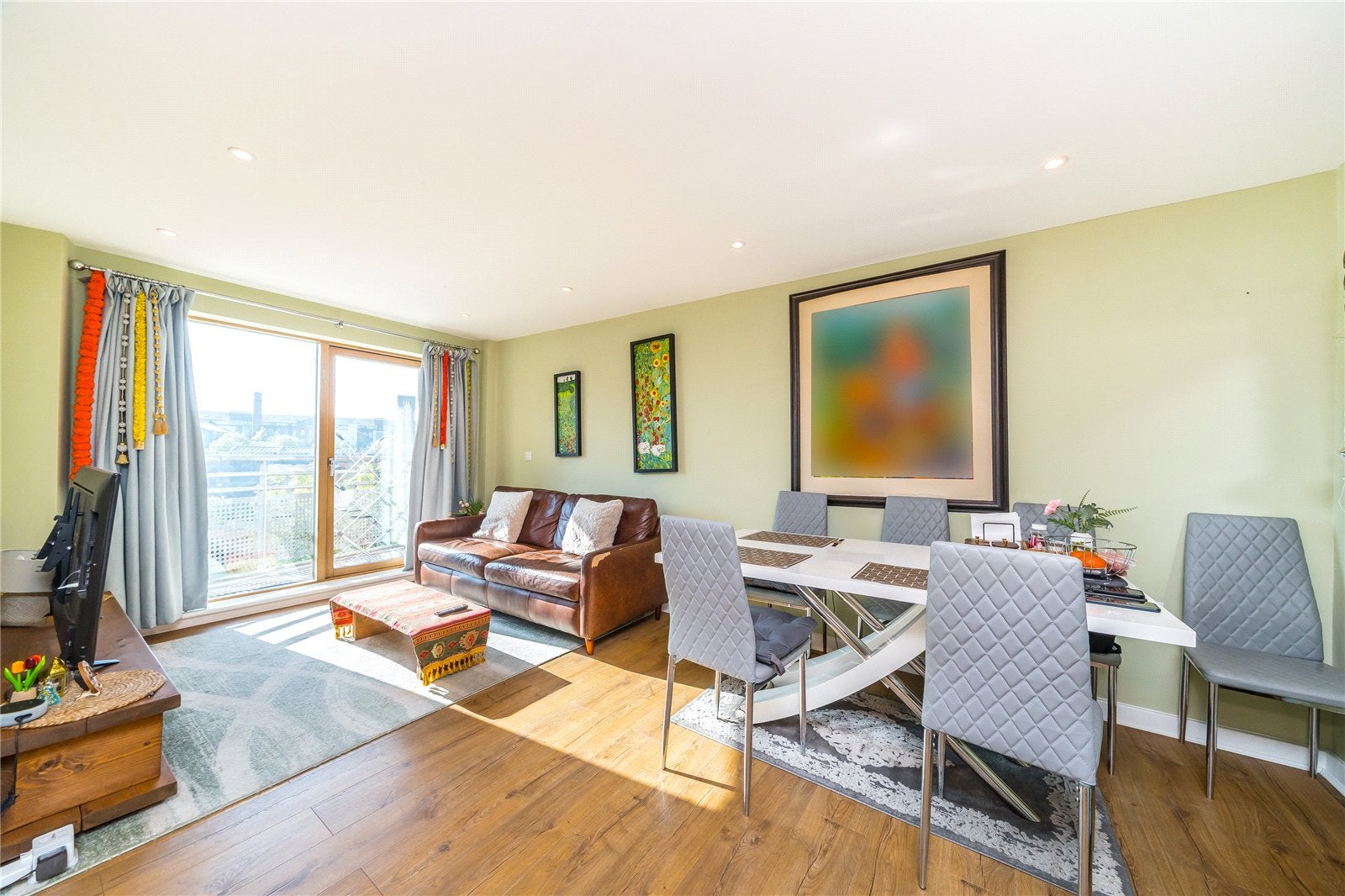 Flat Pancras Way in Greater London