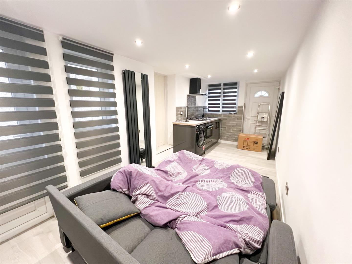 Flat Gascoigne Road in Greater London