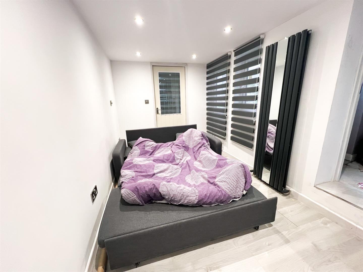 Flat Gascoigne Road in Greater London