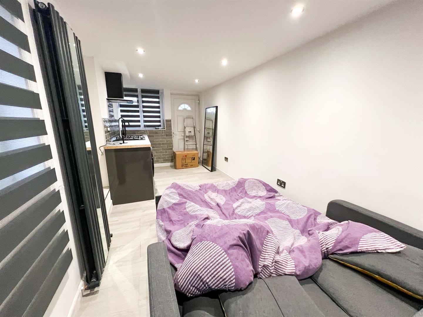 Flat Gascoigne Road in Greater London