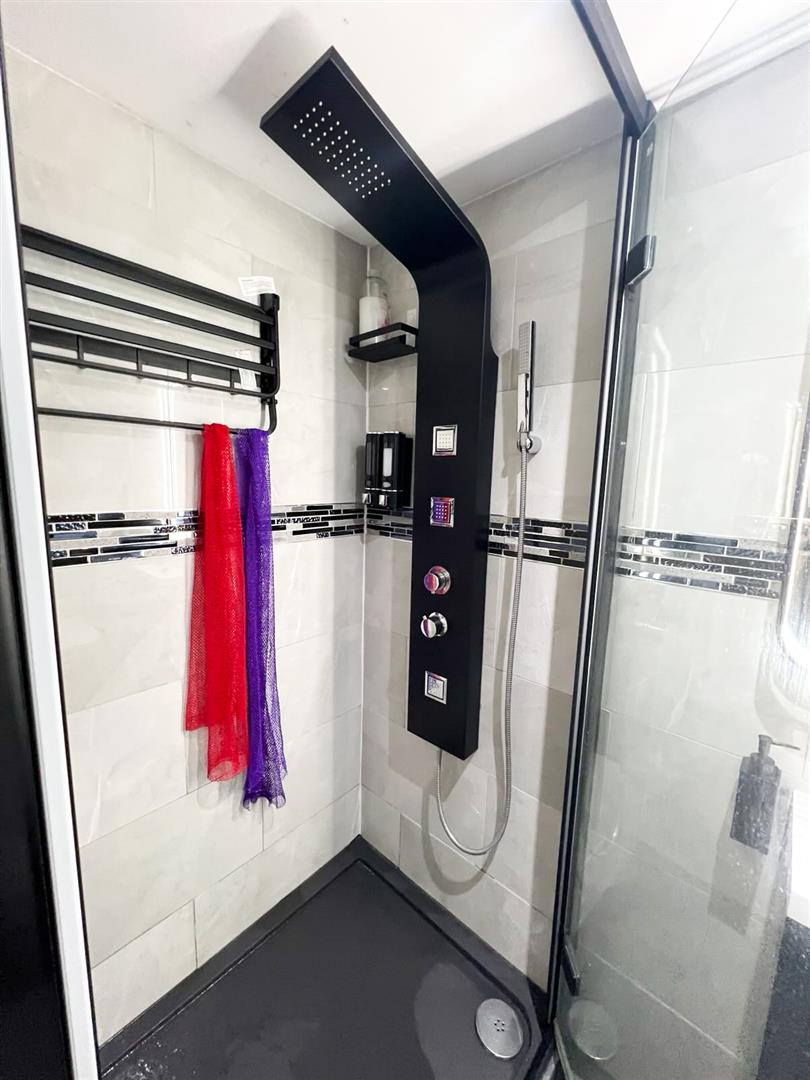 Flat Gascoigne Road in Greater London