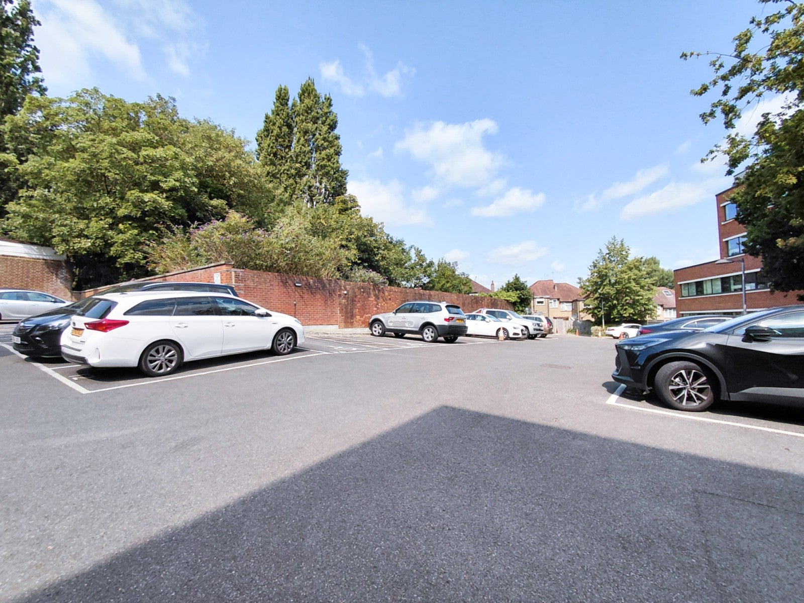 Flat Hanger Green in Greater London