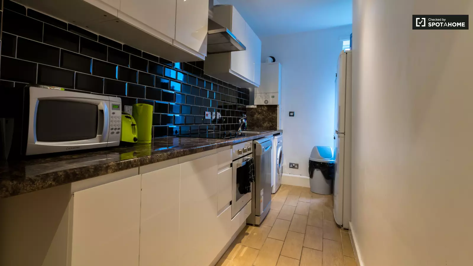 Flat Borrodaile Road in Greater London