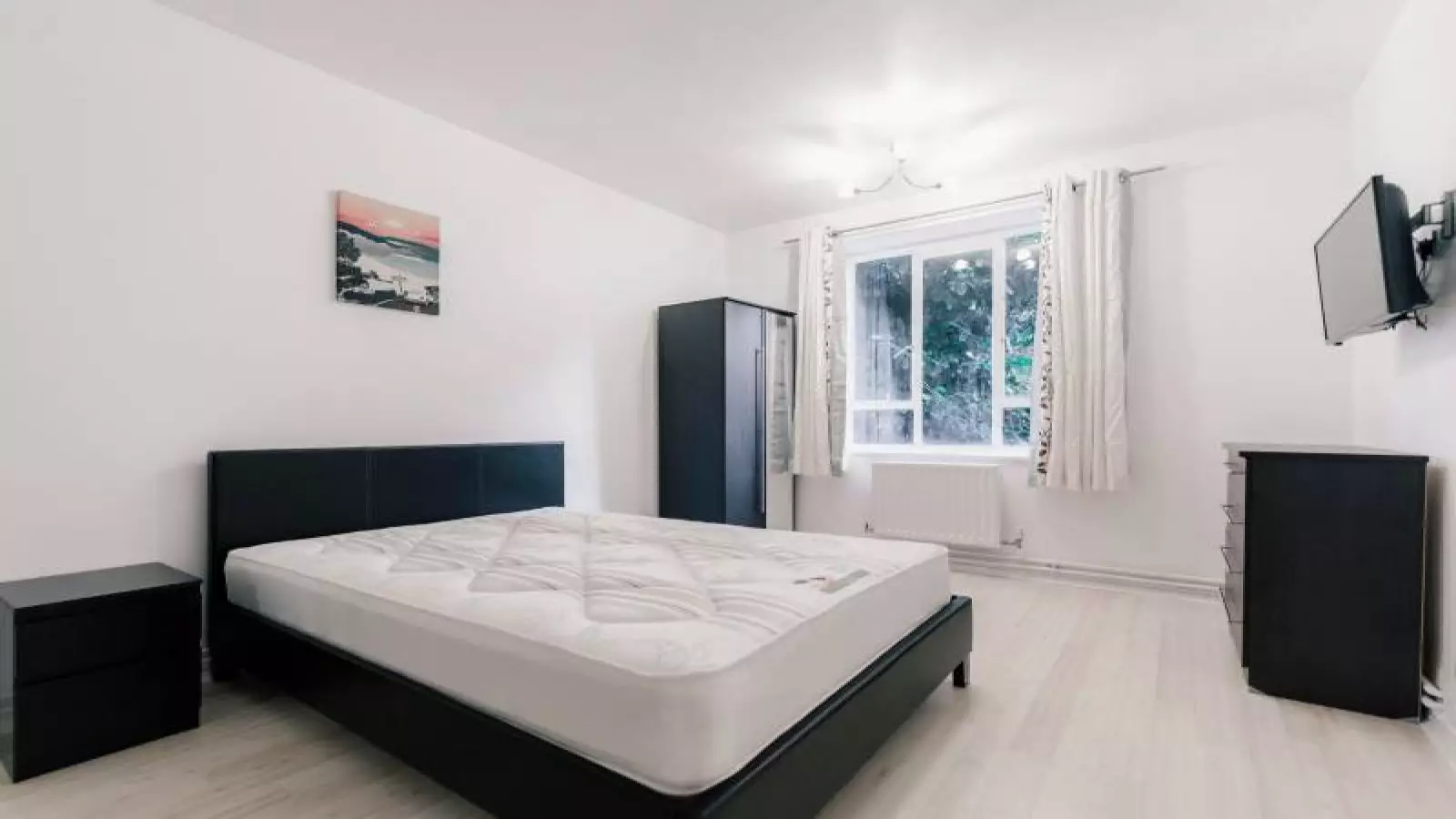 Flat Borrodaile Road in Greater London