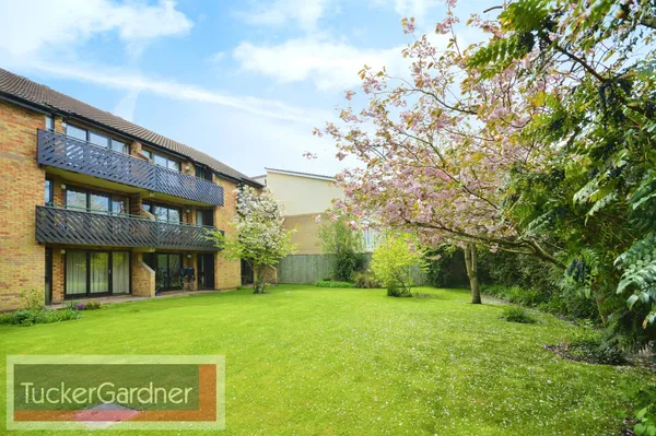 Flat Crossways Gardens in Cambridge