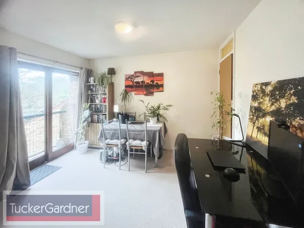 Flat Crossways Gardens in Cambridge