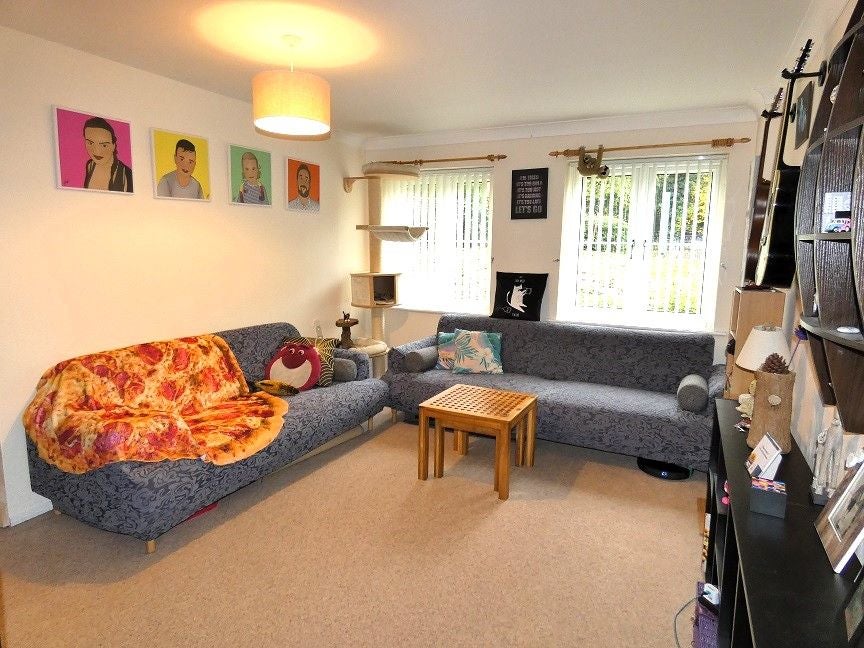 Flat Chestnut Gardens in Leeds