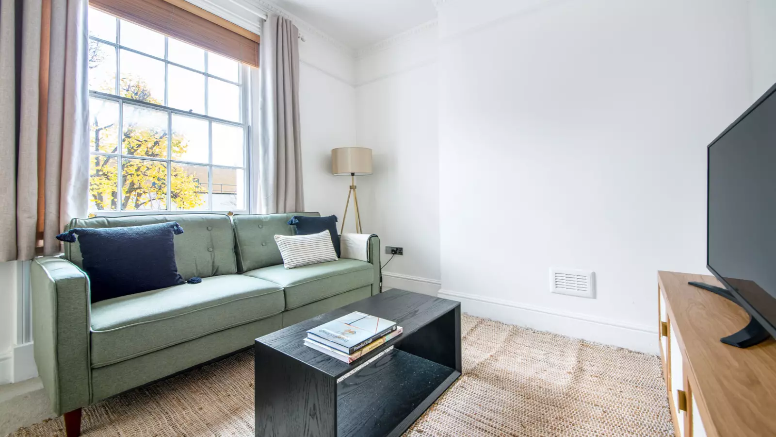 Flat Monmouth Road in City of Westminster