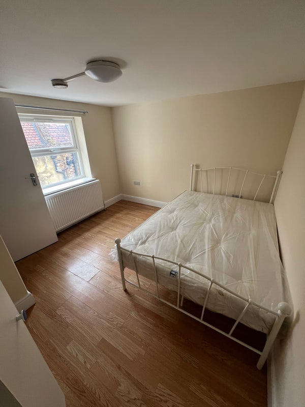 Room Fashion Street in Greater London