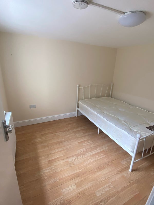 Room Fashion Street in Greater London