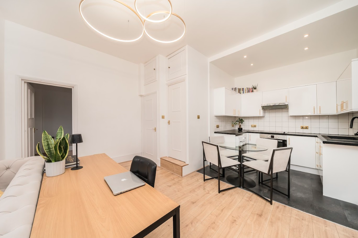 Flat Mowbray Road in Greater London
