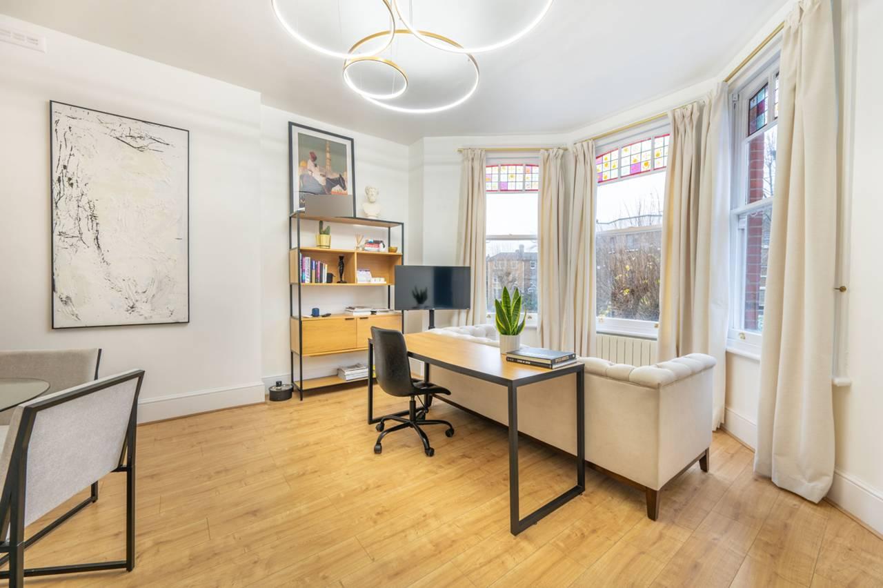 Flat Mowbray Road in Greater London
