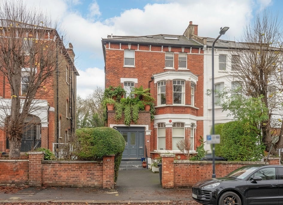Flat Mowbray Road in Greater London
