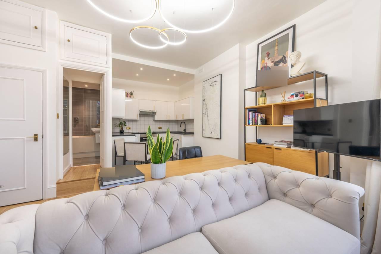 Flat Mowbray Road in Greater London