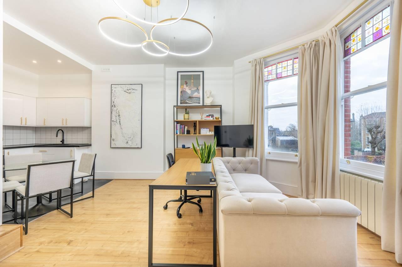 Flat Mowbray Road in Greater London