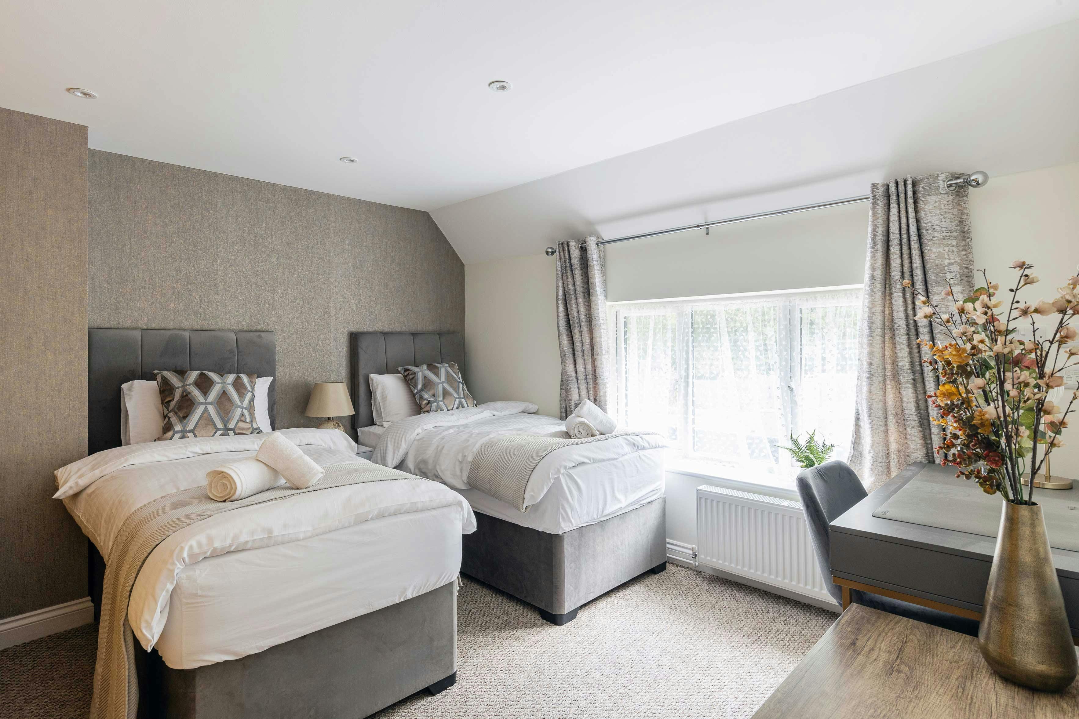 Flat Foxburrows Avenue in Guildford