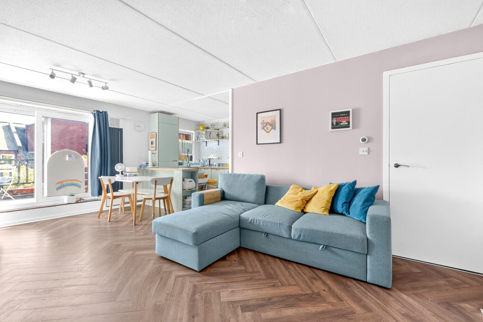 Flat Gladstone Road in Greater London