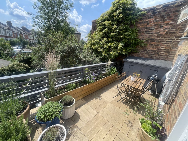 Room Dagmar Road in Greater London