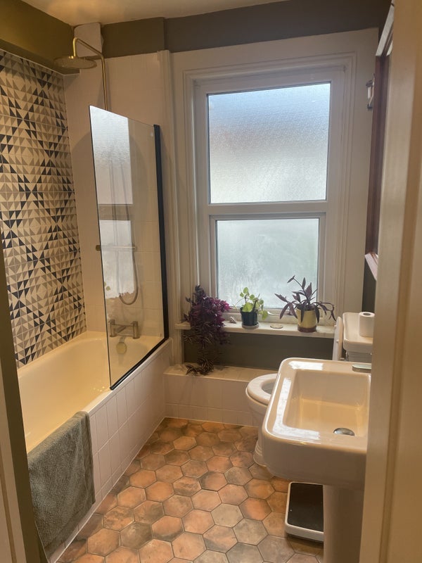 Room Dagmar Road in Greater London