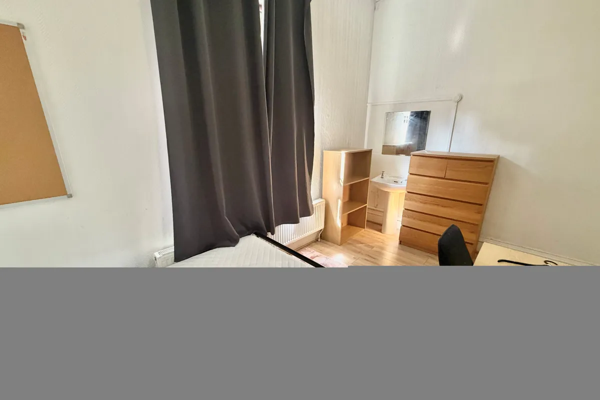 Room Forest Road West in Nottingham