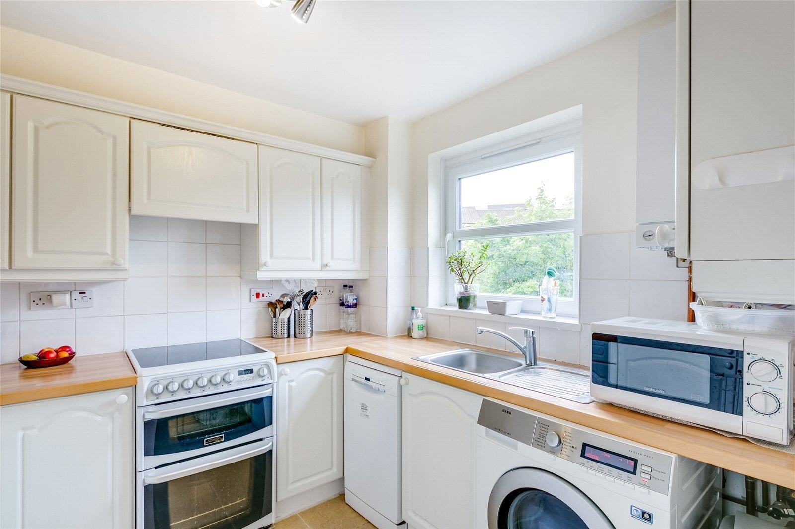 Flat Weavers Way in Greater London