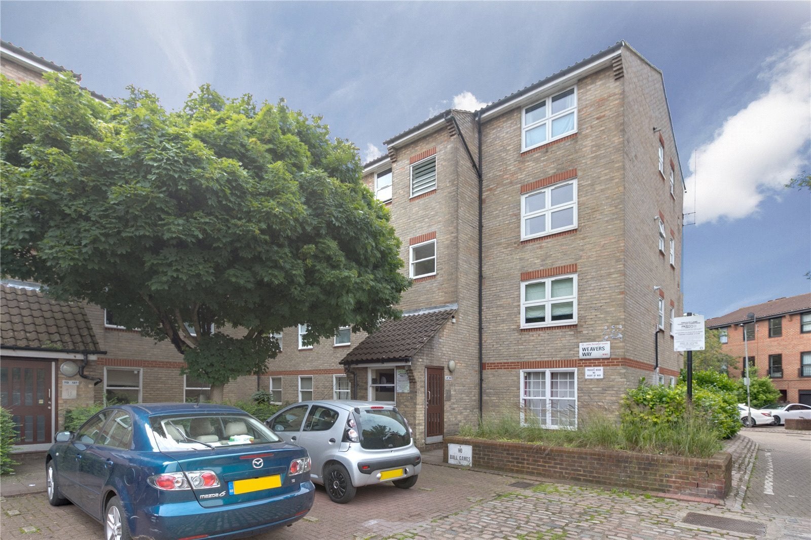 Flat Weavers Way in Greater London