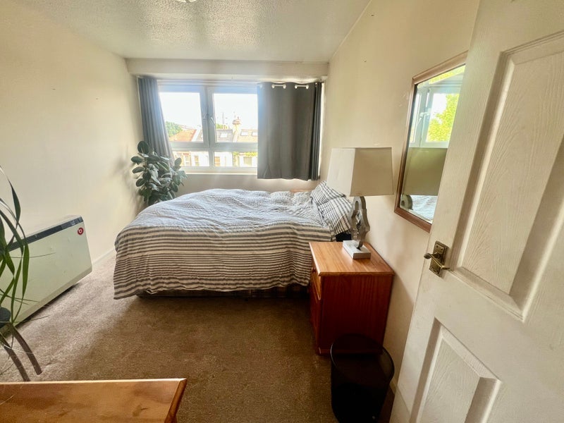 Room Shuttleworth Road in Greater London