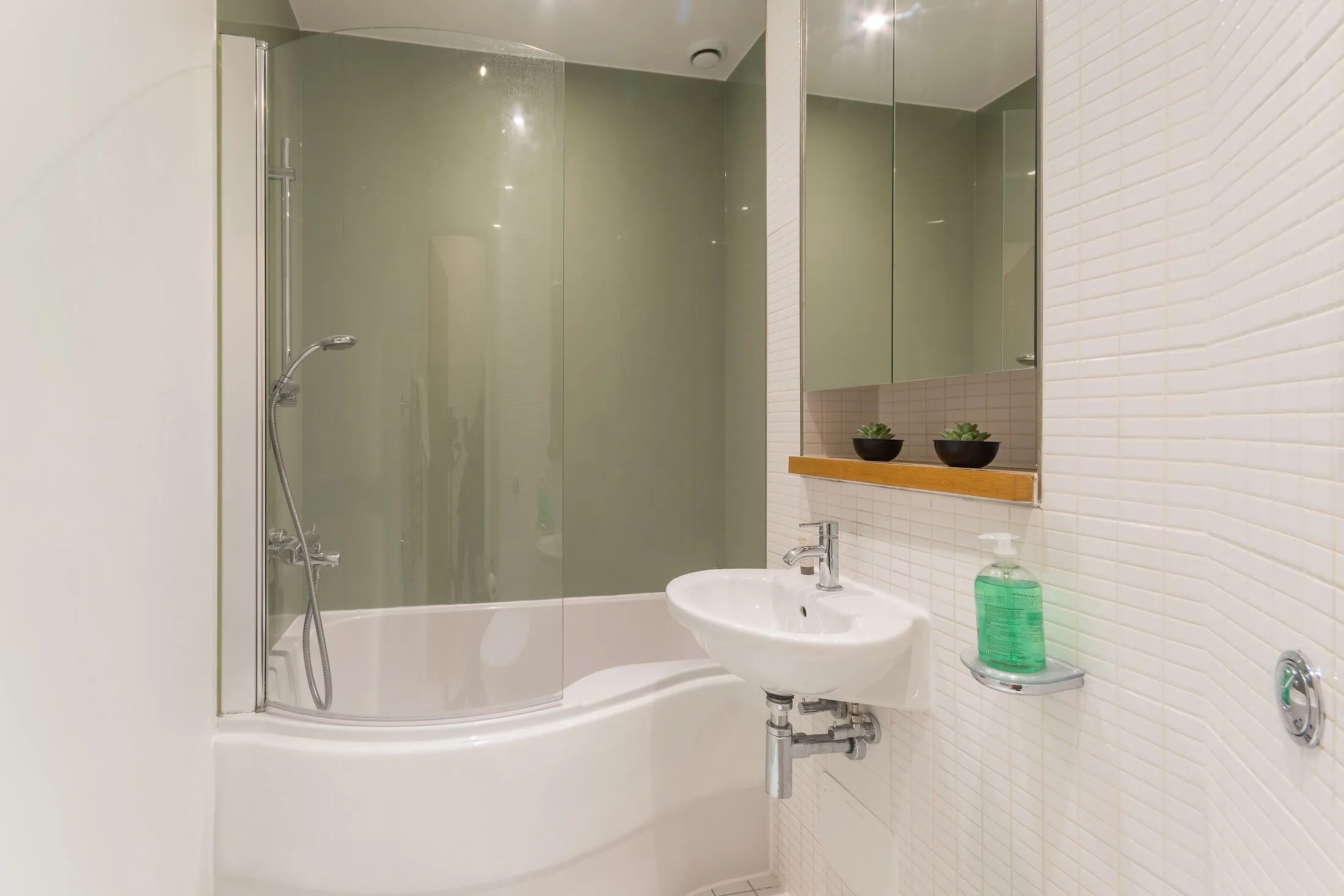 Flat Bromyard Avenue in Greater London