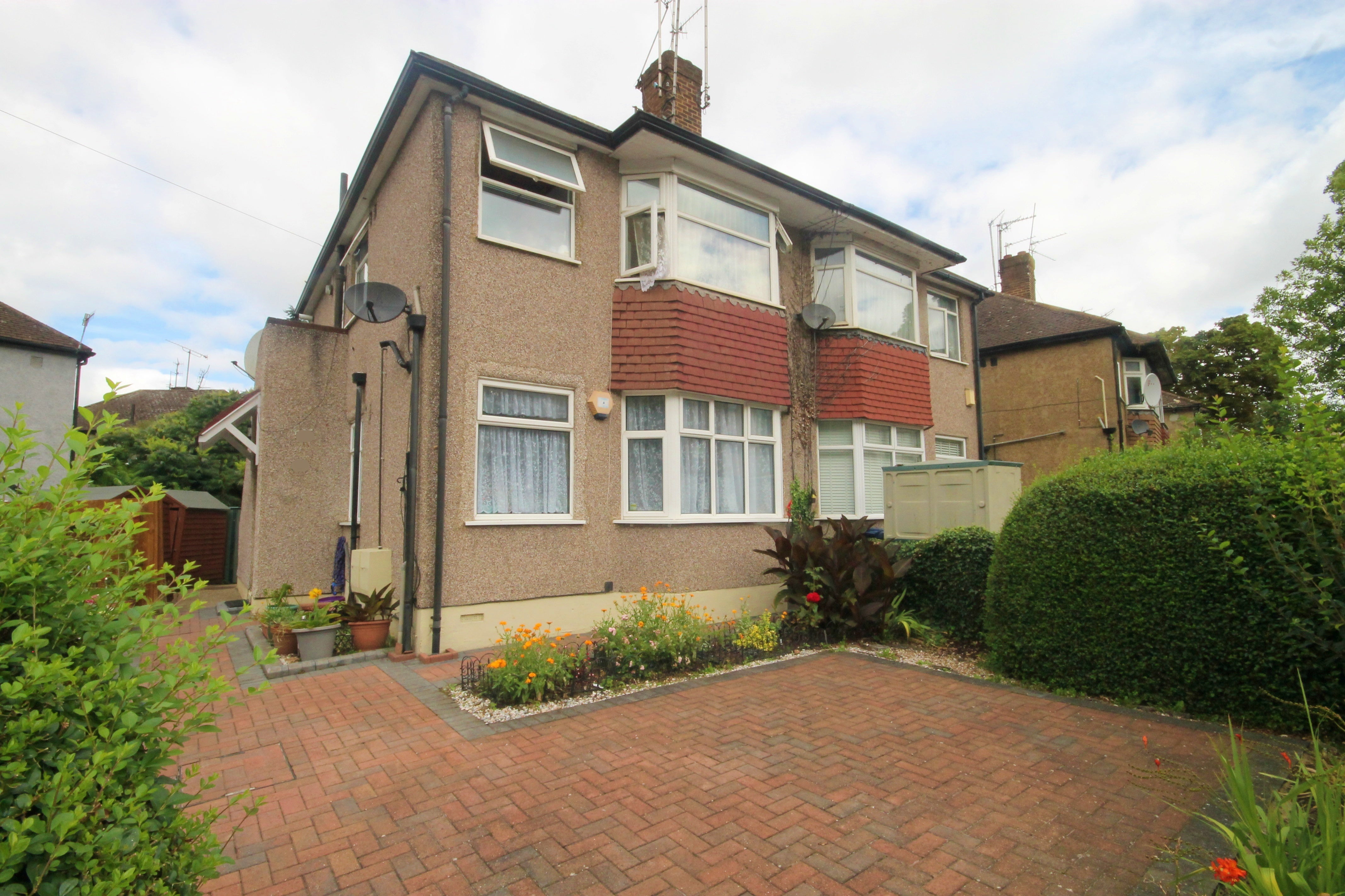 Flat Oldfield Lane North in Greater London
