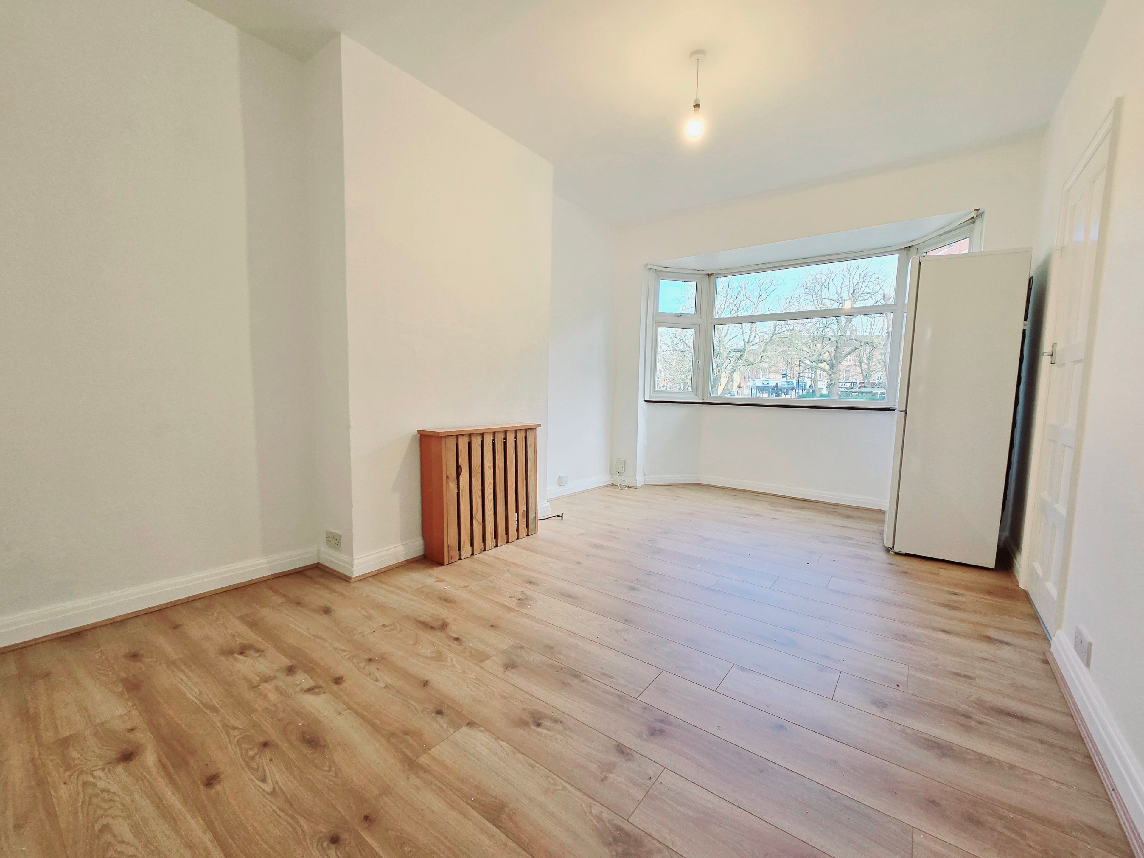 Flat Oldfield Lane North in Greater London
