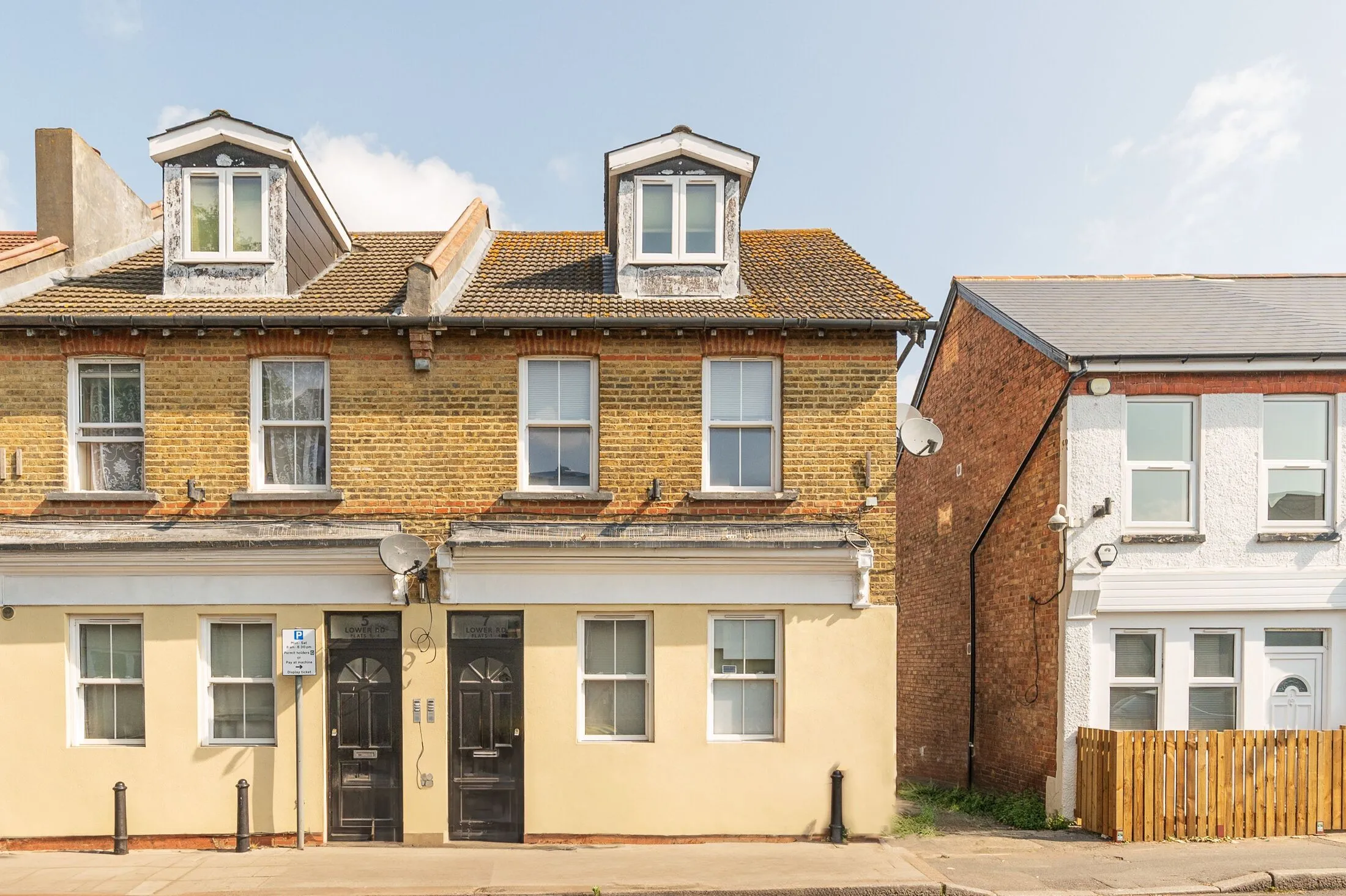 Flat Lower Road in Greater London