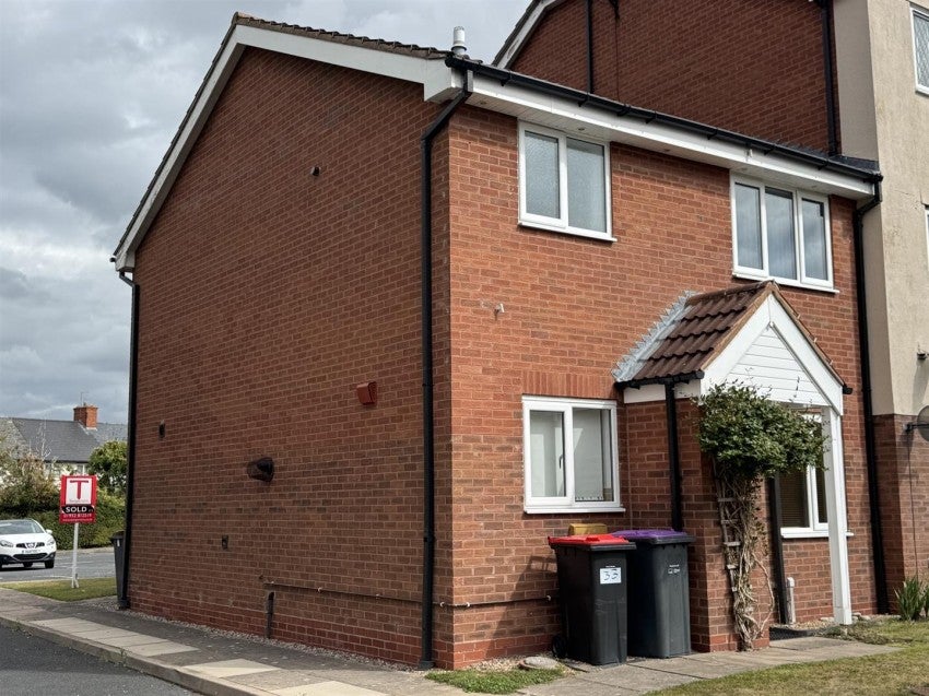 Flat Underhill Close in Newport