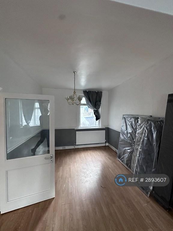 Room Willow Road in Greater London