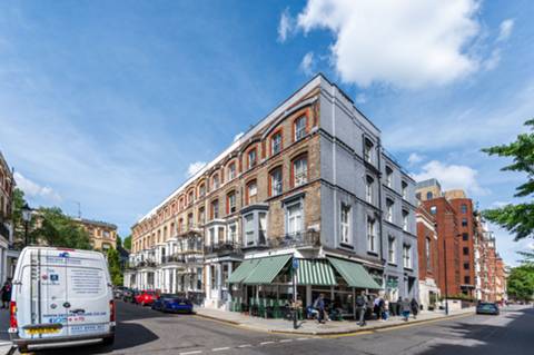 Flat Cheniston Gardens in London